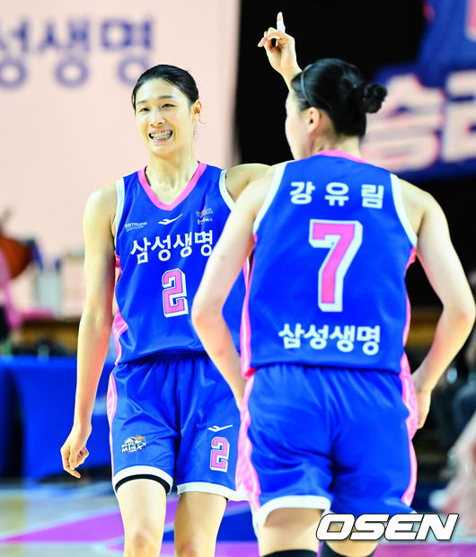 [OSEN=용인, 지형준 기자] 6일 오후 용인실내체육관에서 BNK금융 2025-26 여자프로농구 삼성생명과 BNK 썸의 경기가 열렸다.중위권 경쟁을 펼치는 두 팀의 대결이다. 삼성생명은 4위(2승3패), BNK 썸은 3위(3승 2패)를 기록중이다.4쿼터 삼성생명 이해란이 득점에 기뻐히고 있다. 2025.12.06 /jpnews@osen.co.kr