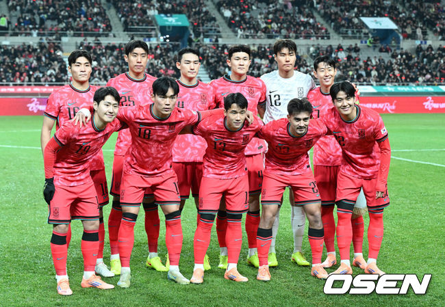 [OSEN=서울월드컵경기장, 이대선 기자] 홍명보 감독이 이끄는 대한민국 축구대표팀이 18일 오후 서울월드컵경기장에서 아프리카 강호 가나와 평가전을 가졌다.홍명보호의 2025년의 끝을 장식할 경기다. 내달 2026 국제축구연맹(FIFA) 북중미 월드컵 조 추첨을 앞두고 열리는 마지막 평가전이기도 하다. 현재 한국은 가나전 결과와 상관없이 사실상 월드컵 포트 2가 확정된 상태다. 아프리카 예선을 뚫고 북중미행에 성공한가나는 FIFA 랭킹 73위다.22위 한국보다는 51계단낮다. 하지만 통산 전적에서 4승 3패로 한국보다 우위다.경기에 앞서 대한민국 베스트 일레븐이 기념촬영을 하고 있다. 2025.11.18 /sunday@osen.co.kr