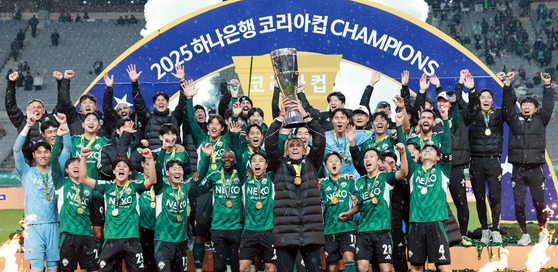 6일 오후 서울 마포구 월드컵로 서울월드컵경기장에서 열린 광주FC와 전북현대의 2025 하나은행 코리아컵 결승전. 우승을 차지한 전북현대 거스 포옛 감독과 선수들이 트로피를 들고 환호하고 있다. 연합뉴스