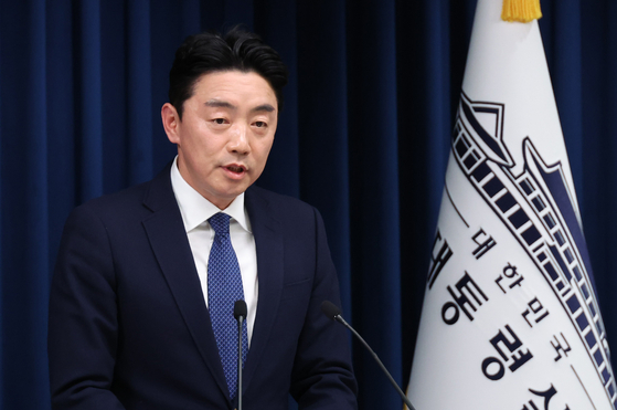 강훈식 대통령 비서실장이 지난 3일 대통령실 청사에서 재판중지법 관련 브리핑을 하고 있다. 연합뉴스