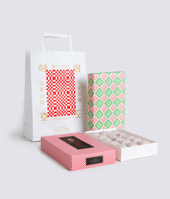 리뉴얼한 지금의 패키지 디자인. 브랜딩 회사 '아이디어두잇'이 작업했다. 사진 학화호도과자