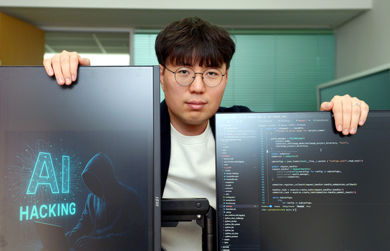 윤인수 KAIST 교수가 대전 본원에서 해킹 방지 시스템을 점검하고 있다. 김성태 객원기자