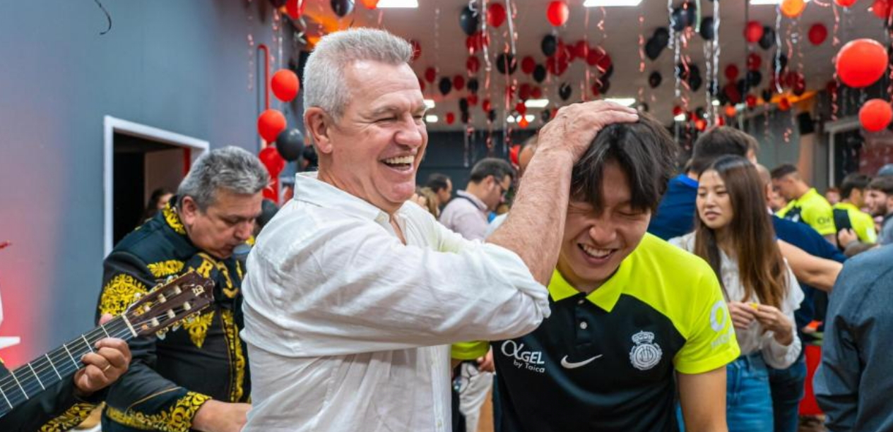 스페인 마요르카 시절 이강인(오른쪽)과 아기레 감독. 사진 마요르카