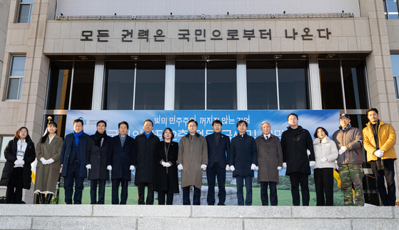 우원식 국회의장이 3일 서울 여의도 국회 본관 정현관에서 열린 글새김 제막식에서 김병기 더불어민주당 원내대표를 비롯한 주요 참석자들과 함께 제막을 마치고 기념촬영하고 있다. 우상조 기자. 