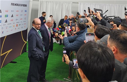 하비에르 아기레 멕시코 축구대표팀 감독이 북중미 월드컵 조추첨식에 참석한 뒤 공동취재구역에서 취재진과 인터뷰하고 있다. 연합뉴스