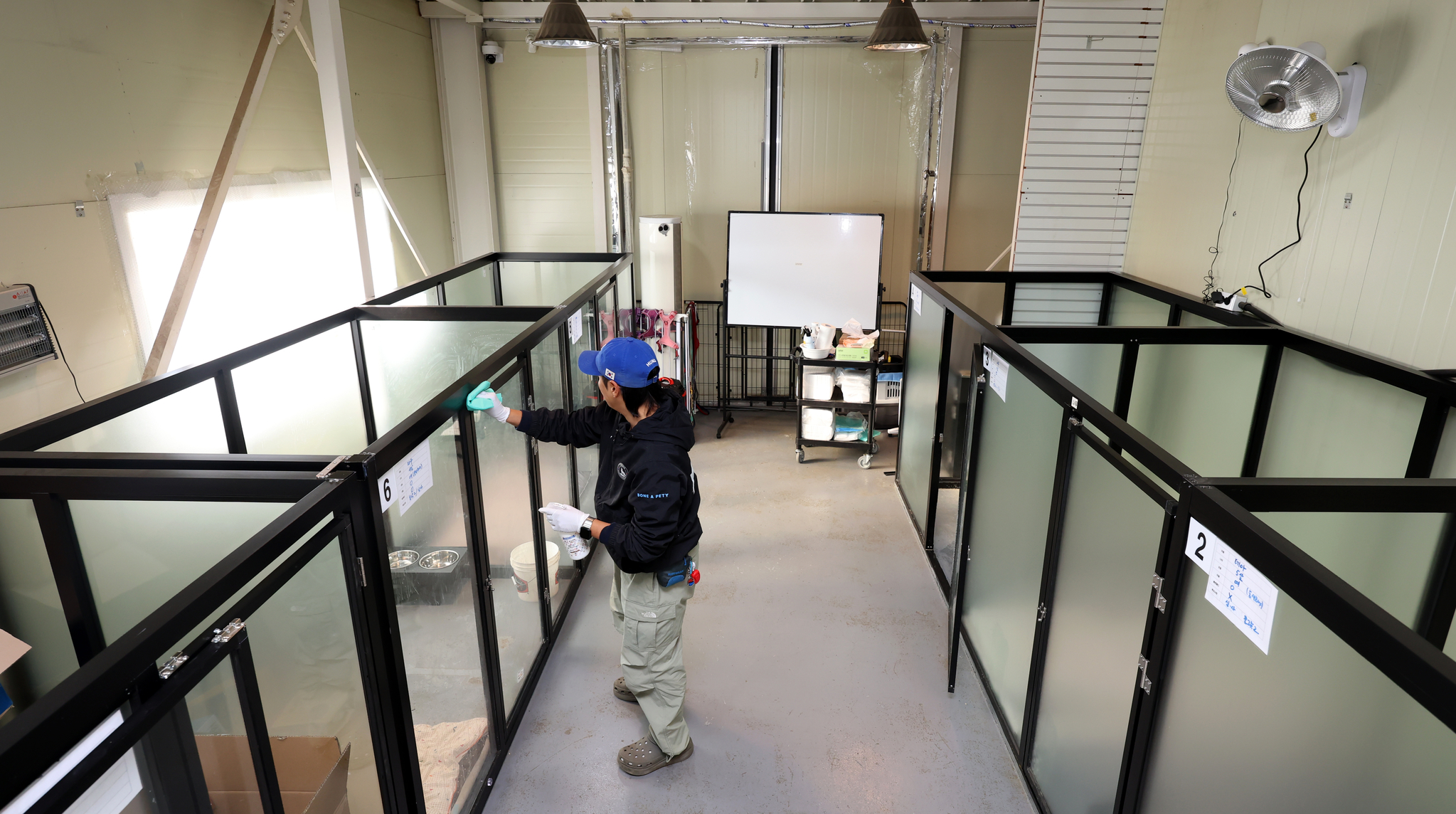 송 대표가 대형견들이 지내는 견사를 청소하고 있다. 장진영 기자