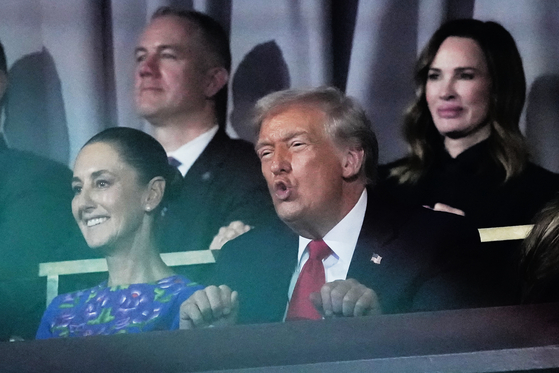 도널드 트럼프 미국 대통령이 지난 12월 5일(현지시간) 워싱턴 케네디 센터에서 열린 2026년 축구 월드컵 조추첨 행사에 참석하고 있다. AP=연합뉴스