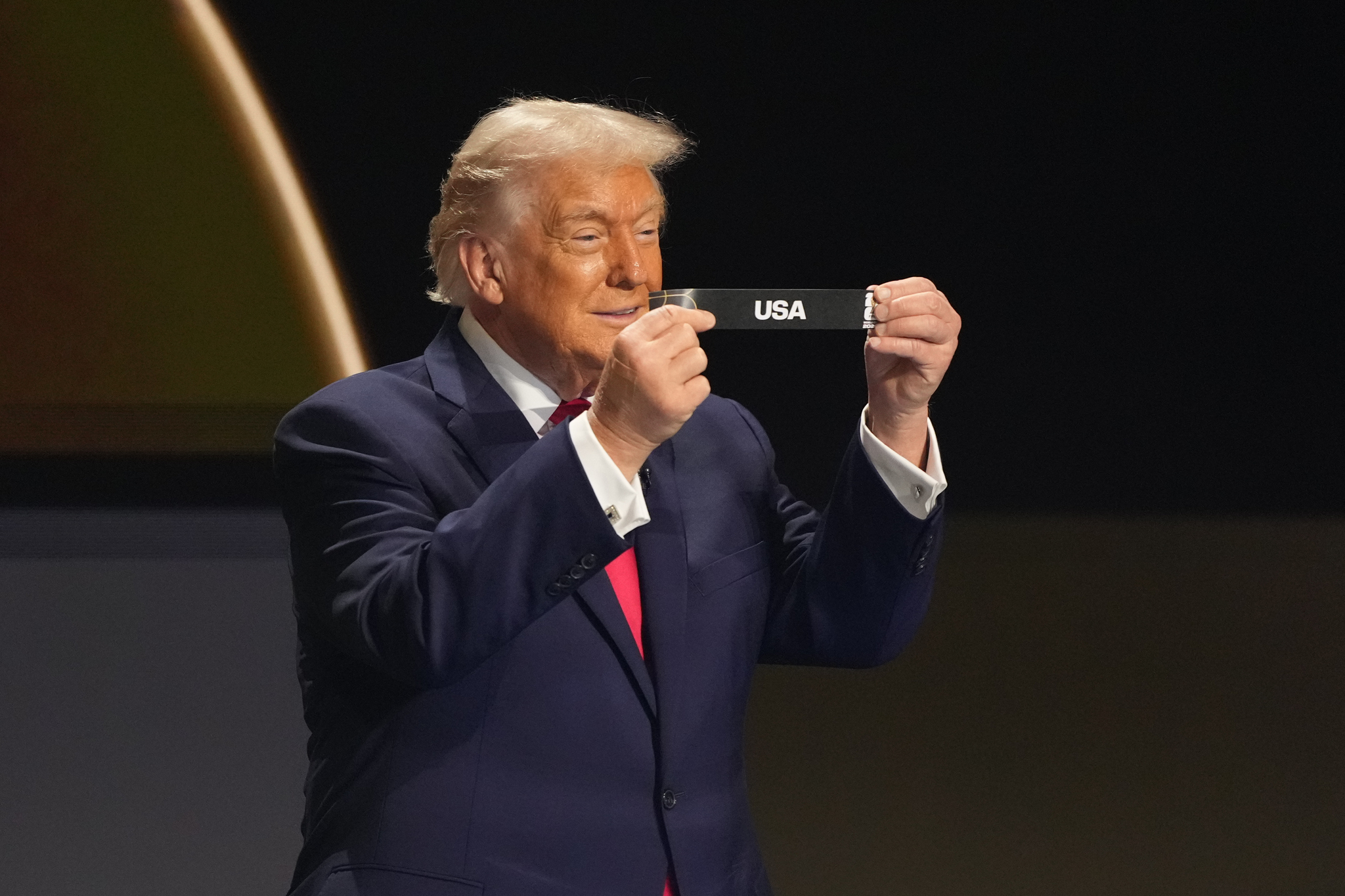 도널드 트럼프 미국 대통령이 지난 5일(현지시간) 워싱턴 케네디 센터에서 열린 2026년 축구 월드컵 조추첨 행사에서 자국 추첨 카드를 들고 있다. AP=연합뉴스