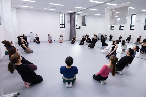 한국무용을 잘 추기 위한 기초가 되는 코어 힘 강화 훈련. 최기웅 기자