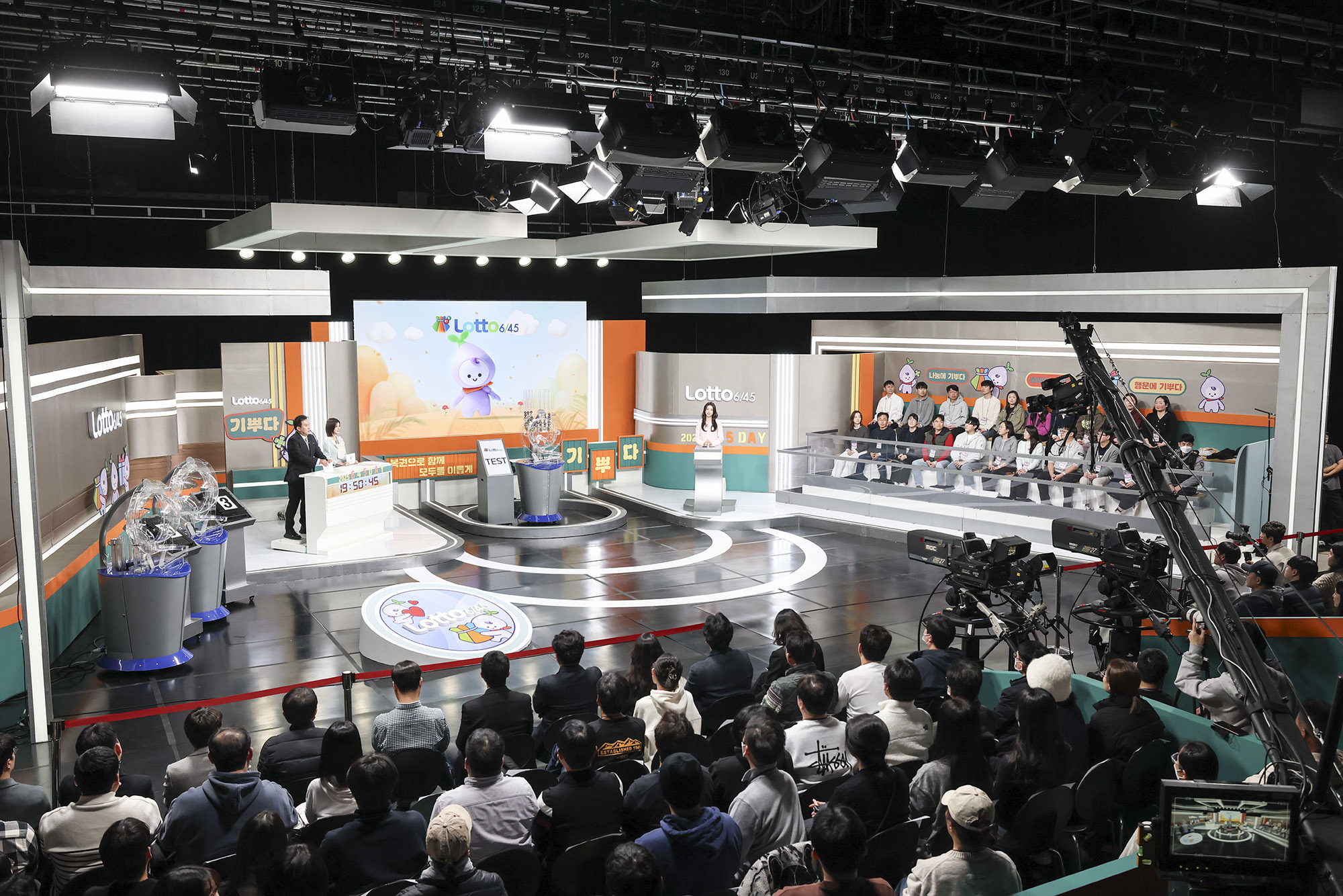 지난달 29일 서울 마포구 상암MBC에서 열린 대국민 로또 추첨 생방송 ‘645 데이’에 참석한 일반인 참관단 100명이 로또645 추첨 방송 리허설 현장을 지켜보고 있다. 사진 동행복권