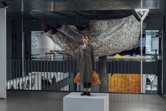  론 뮤익의 ‘쇼핑하는 여인’(2013). 사진 까르띠에 ©Cyril Marcilhacy