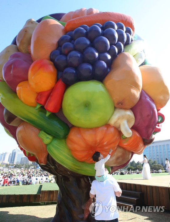 2015년 4울 25일 오후 서울 여의도 국회 잔디광장에 최정화 작가의 건물 3층 높이의 작품 '과일나무'가 전시돼 눈길을 끌고 있다. 연합뉴스 