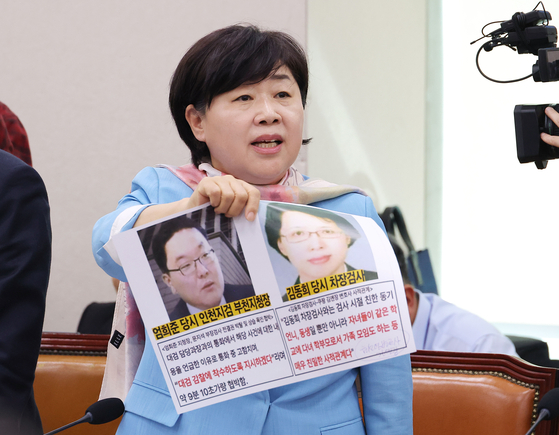 서영교 더불어민주당 의원이 지난 10월 국회 국정감사에서 엄희준, 김동희 검사의 외압 의혹을 제기하고 있다. 연합뉴스