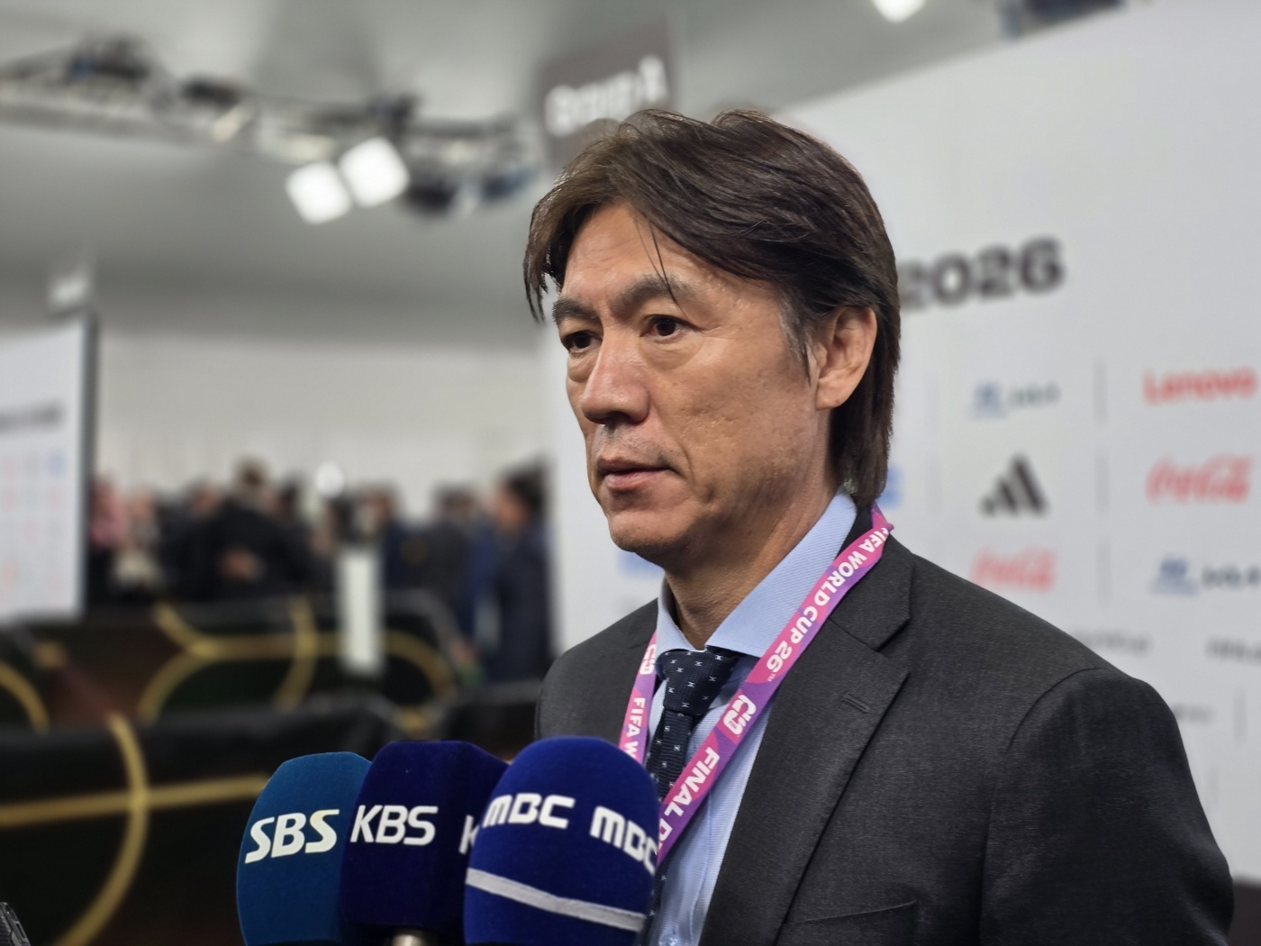 홍명보 축구 국가대표팀 감독이 6일 미국 워싱턴DC 케네디센터에서 열린 조추첨 후 믹스트존에서 한국 기자들과 만나 질문에 답하고 있다. 연합뉴스