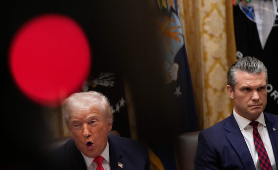 도널드 트럼프 미국 대통령(왼쪽)이 지난 2일(현지시간) 각료회의에서 피트 헤그세스 국방장관이 지켜보는 가운데 연설하고 있다. AP=연합뉴스
