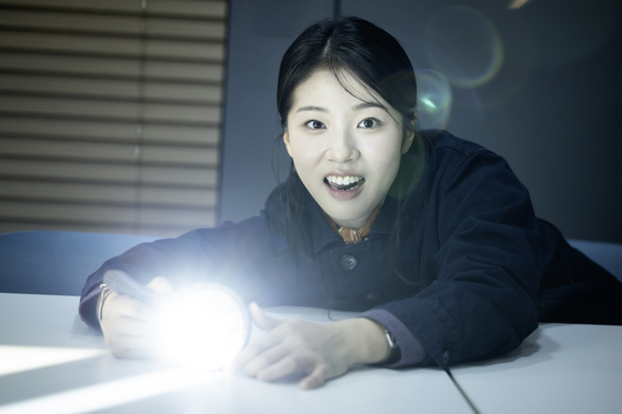 영화 '세계의 주인'에서 트라우마를 딛고 꿋꿋이 살아가는 여고생 이주인을 연기한 신인 배우 서수빈. 권혁재 사진전문기자