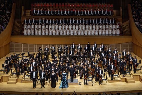 지난해 12월 얍 판 츠베덴 예술감독과 함께 합창을 연주한 서울시향. [사진 서울시향]