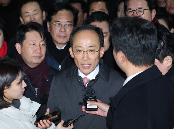 12·3 비상계엄 당시 의원들의 계엄 해제 표결 참여를 방해한 혐의를 받는 국민의힘 추경호 의원이 3일 구속영장이 기각돼 경기도 의왕 서울구치소를 나서며 취재진에 발언하고 있다. 연합뉴스