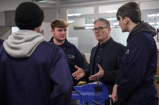 키어 스타머(오른쪽에서 두 번째) 영국 총리가 지난달 13일(현지시간) 웨일즈의 랑게프니에서 콜렉 메나이의 엔지니어링 워크숍에서 학생들과 이야기를 나누고 있다. AFP=연합뉴스