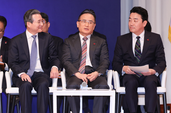 김용범 정책실장(왼쪽부터), 위성락 국가안보실장, 강훈식 대통령 비서실장이 7일 서울 용산 대통령실 청사에서 열린 '이재명 정부 출범 6개월 성과 간담회'에서 대화하고 있다. 뉴스1