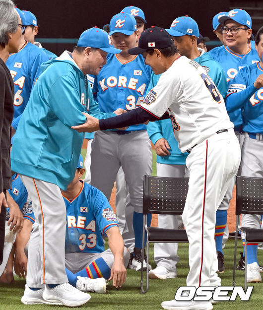 [OSEN=손용호 기자] 30일 일본 에스콘필드 홋카이도에서 ‘한일 드림 플레이어즈 게임’이 열려 한국이 이대호의 홈런을 앞세워 7-1로 승리했다.이 게임은 한국과 일본 프로야구를 대표했던 스타들이 총  출동해 양국의 우정을 이어간다.경기를 마치고 겨념사진을 찍을때 하라 감독이 김인식 감독을 부축하고 있다./spjj@osen.co.kr