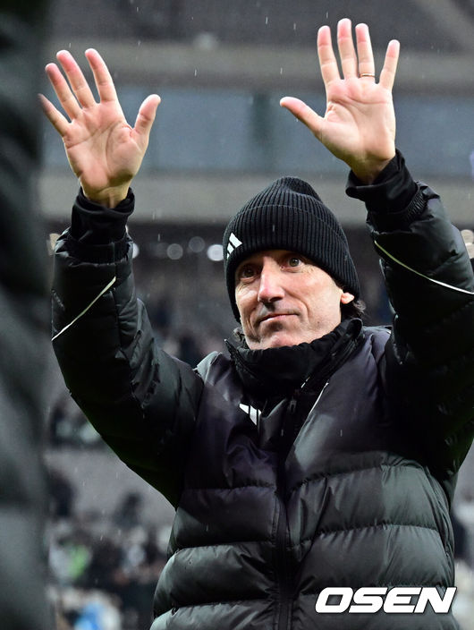 [OSEN=상암월드컵경기장, 조은정 기자] 전북현대가 끝내 정상에 섰다. 연장전 혈투 끝에 광주FC를 2-1로 꺾고 2025 하나은행 코리아컵 우승을 차지했다. 120분 동안 퇴장·부상·논란 상황이 뒤섞인 결승전이었지만, 마지막에 웃은 팀은 전북이었다.전북현대는 6일 오후 1시 30분 서울월드컵경기장에서 열린 2025 하나은행 코리아컵 결승전에서 광주FC와 맞붙어 2-1로 승리했다.전북 타노스 코치가 서포터즈를 향해 인사하고 있다. 2025.12.06 /cej@osen.co.kr