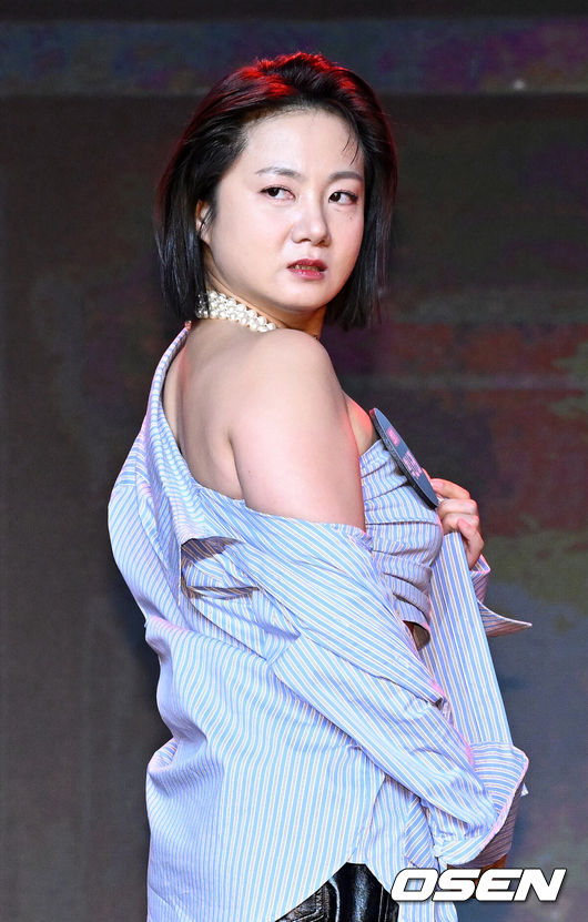 [OSEN=이대선 기자] 14일 오전 서울 동대문 브이스페이스에서 넷플릭스 예능 ‘코미디 리벤지’ 제작발표회가 열렸다.‘코미디 리벤지’는 ‘코미디 로얄’ 우승팀 이경규팀이 판을 깔고 K-코미디 대표주자들이 각잡고 웃음 터뜨리는 코미디 컴피티션이다.코미디언 박나래가 포토타임을 가지고 있다. 2024.10.14 /sunday@osen.co.kr