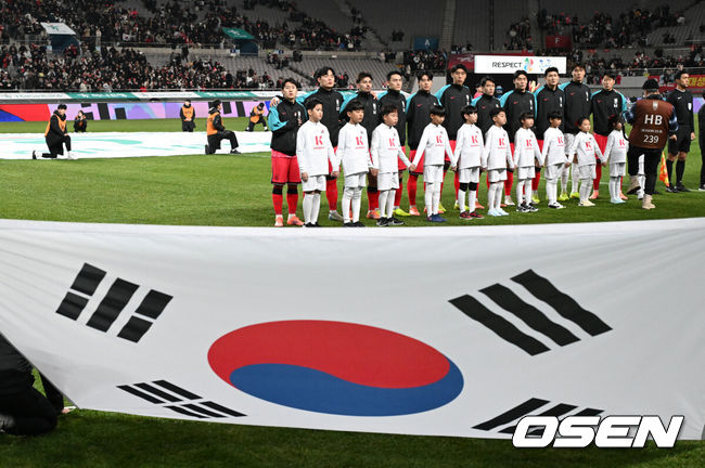 [OSEN=서울월드컵경기장, 이대선 기자] 홍명보 감독이 이끄는 대한민국 축구대표팀이 18일 오후 서울월드컵경기장에서 아프리카 강호 가나와 평가전을 가졌다.홍명보호의 2025년의 끝을 장식할 경기다. 내달 2026 국제축구연맹(FIFA) 북중미 월드컵 조 추첨을 앞두고 열리는 마지막 평가전이기도 하다. 현재 한국은 가나전 결과와 상관없이 사실상 월드컵 포트 2가 확정된 상태다. 아프리카 예선을 뚫고 북중미행에 성공한가나는 FIFA 랭킹 73위다.22위 한국보다는 51계단낮다. 하지만 통산 전적에서 4승 3패로 한국보다 우위다.경기에 앞서 대한민국 선수들이 애국가를 부르고 있다. 2025.11.18 /sunday@osen.co.kr