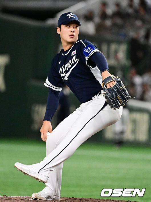 [OSEN=도쿄(일본), 조은정 기자]15일 일본 도쿄돔에서 ‘2025 NAVER K-BASEBALL SERIES’ 대한민국과 일본의 1차전 경기가 열렸다.한국은 곽빈, 일본은 소타니 류헤이를 선발투수로 내세웠다.8회말 대한민국 이민석이 역투하고 있다. 2025.11.15. /cej@osen.co.kr