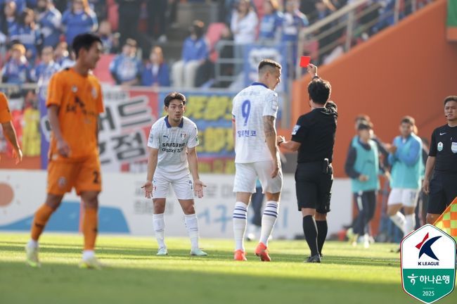 [사진] 퇴장 당하는 이기제 / 한국프로축구연맹
