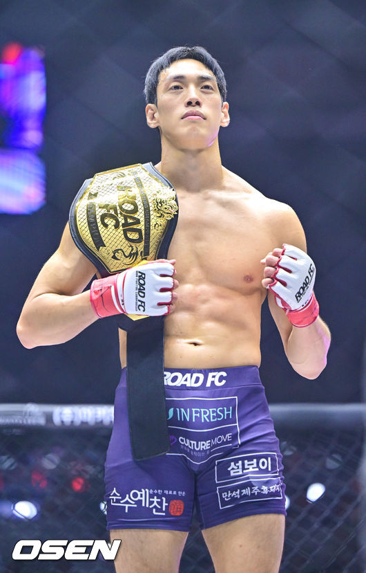 [OSEN=장충체, 박준형 기자] 7일 오후 서울 장충체육관에서 ‘굽네 로드FC 075’가 진행됐다. 올해의 마지막 대회인만큼 웰터급 타이틀전에서 승리한 윤태영이 챔피언 벨트를 들고 포즈를 취하고 있다. 2025.12.07 / soul1014@osen.co.kr