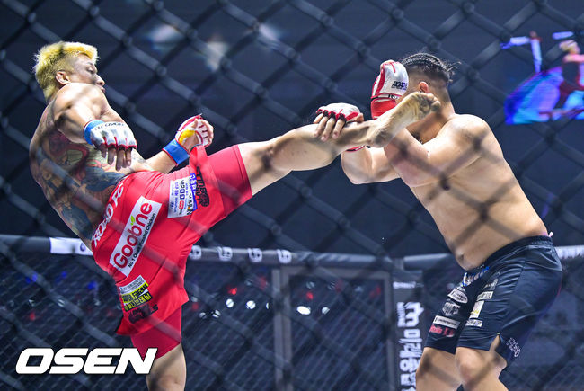 [OSEN=장충체, 박준형 기자] 7일 오후 서울 장충체육관에서 ‘굽네 로드FC 075’가 진행됐다. 헤비급 매치에서 배동현이 공격하고 있다. 2025.12.07 / soul1014@osen.co.kr