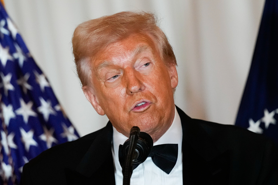 도널드 트럼프 미국 대통령이 6일(현지시간) 미국 워싱턴에서 열린 케네디 센터 명예 시상식에서 연설하고 있다. AP=연합뉴스