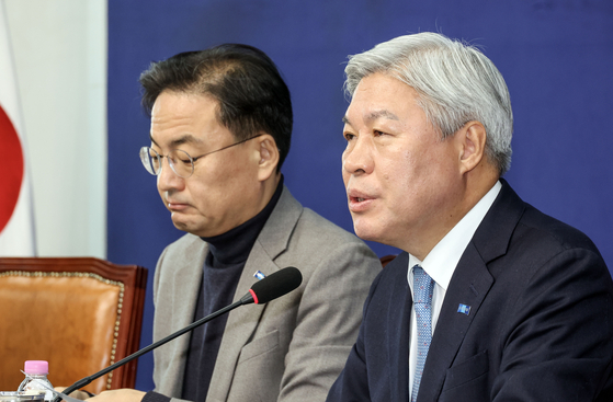 서왕진 조국혁신당 원내대표(오른쪽)가 7일 오전 국회에서 기자간담회를 열고 최근 더불어민주당이 추진 중인 내란전담재판부 설치 법안과 필리버스터 관련 법안에 관해 당 공식 견해를 밝히고 있다. 왼쪽은 신장식 최고위원. 김성룡 기자