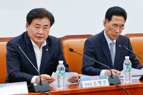 4월 2일 서울 여의도 국회에서 열린 더불어민주당 '회복과 성장을 위한 정년연장특위' 출범식에서 소병훈 위원장이 인사말을 하고 있다. 오른쪽은 김주영 간사. 뉴스1