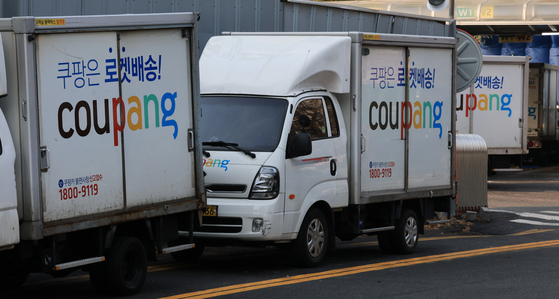7일 서울의 한 쿠팡 물류센터 앞에 쿠팡 배송트럭이 주차돼 있는 모습. 뉴스1