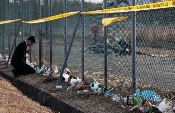 제주항공 참사 닷새째인 지난 1월 2일 오후 전남 무안국제공항 제주항공 여객기 참사 현장 인근 철조망에서 한 남성이 두 손을 모아 기도하고 있다. 뉴스1