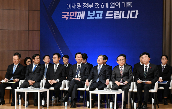 강훈식 대통령 비서실장 등 대통령실 3실장과 수석들이 7일 용산 대통령실 대강당에서 열린 대통령실 6개월 성과 간담회에서 기자들의 질문을 받고 있다. 대통령실 사진기자단 