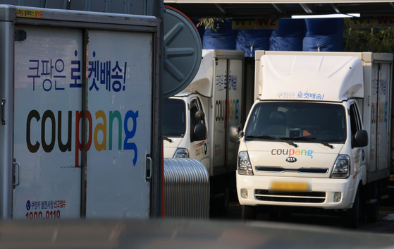 경찰청은 쿠팡 고객 정보 유출 사태 관련 상황을 악용한 새로운 유형의 스미싱 신고가 잇따라 접수되고 있다고 7일 밝혔다. 7일 서울의 한 쿠팡 물류센터 앞에 쿠팡 배송트럭이 주차돼 있는 모습. 뉴스1