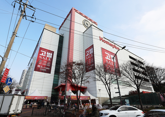 지난달 30일 홈플러스 동대문점이 마지막 영업을 하고 있다. 현금 흐름이 악화하는 홈플러스에 상품 공급을 중단하는 유통사가 늘고 있다. 연합뉴스