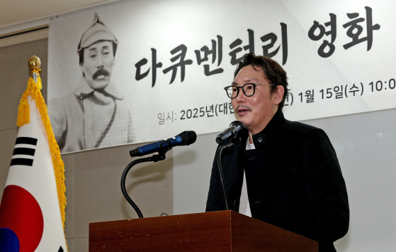 배우 조진웅이 지난 1월 서울 여의도 광복회관에서 열린 광복 80주년 기념 홍범도 장군 다큐멘터리 영화 제작 발표회의 인사말을 하는 모습. 뉴스1