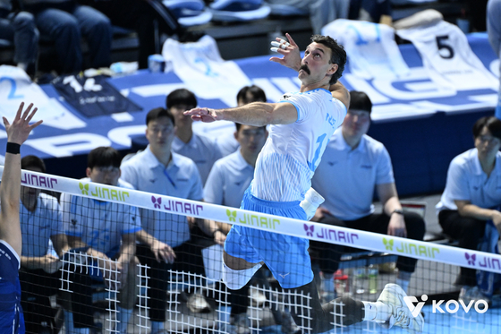 삼성화재전에서 공격하는 대한항공 러셀. 사진 한국배구연맹 