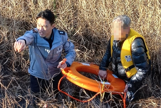 경기 화성동탄경찰서 동탄2지구대 박대희(40) 경장이 동탄2신도시 내 공원 연못에 빠진 70대 노인을 구조하고 있다. 사진 독자