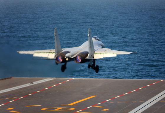 중국이 자체 제작한 3호 항공모함 푸젠함에서 전자식 사출장치를 이용해 젠15T 주력 함재기가 이함하고 있다. 신화통신=연합뉴스