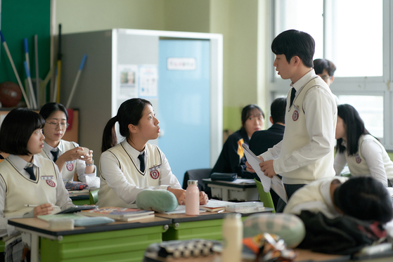 영화 '세계의 주인'은 밝고 씩씩한 여고생 이주인(서수빈)이 전교생이 모두 동의한 서명에 이름적기를 거부하며 생기는 일을 그렸다. 사진 바른손이앤에이