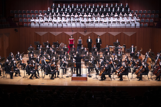 2021년 연말 당시 베토벤 합창을 연주한 정명훈 지휘자와 KBS교향악단. [사진 KBS교향악단]