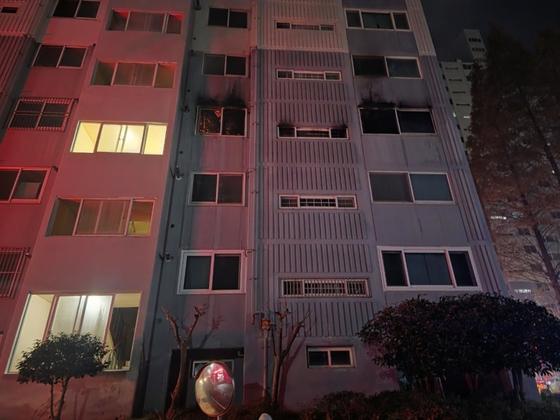 7일 오전 2시 36분쯤 경남 창원시 마산합포구 월영동의 한 16층짜리 아파트 3층에서 불이 났다. 사진 창원소방본부 