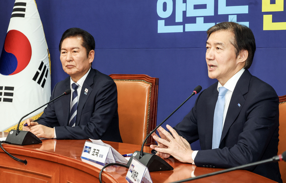 조국 조국혁신당 대표(오른쪽)가 지난달 26일 오전 국회에서 정청래 더불어민주당 대표를 예방한 자리에서 인사말을 하고 있다. 김성룡 기자