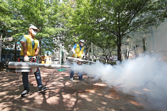 지난 8월 대구 남구 주택가 영선공원에서 남구보건소 방역반 관계자들이 말라리아를 비롯해 여름철 각종 감염병 매개체인 모기 등 해충을 박멸하기 위해 방역을 하고 있다. 뉴스1