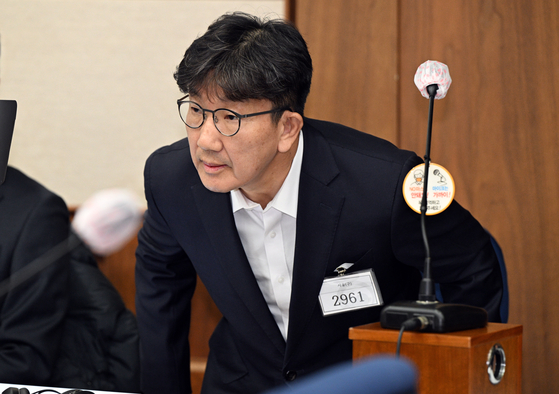 권성동 국민의힘 의원이 지난달 3일 서울 서초동 서울중앙지법에서 통일교로부터 불법 정치자금을 수수한 혐의 사건 1차 공판에 출석해 자리에 앉고 있다. 뉴스1